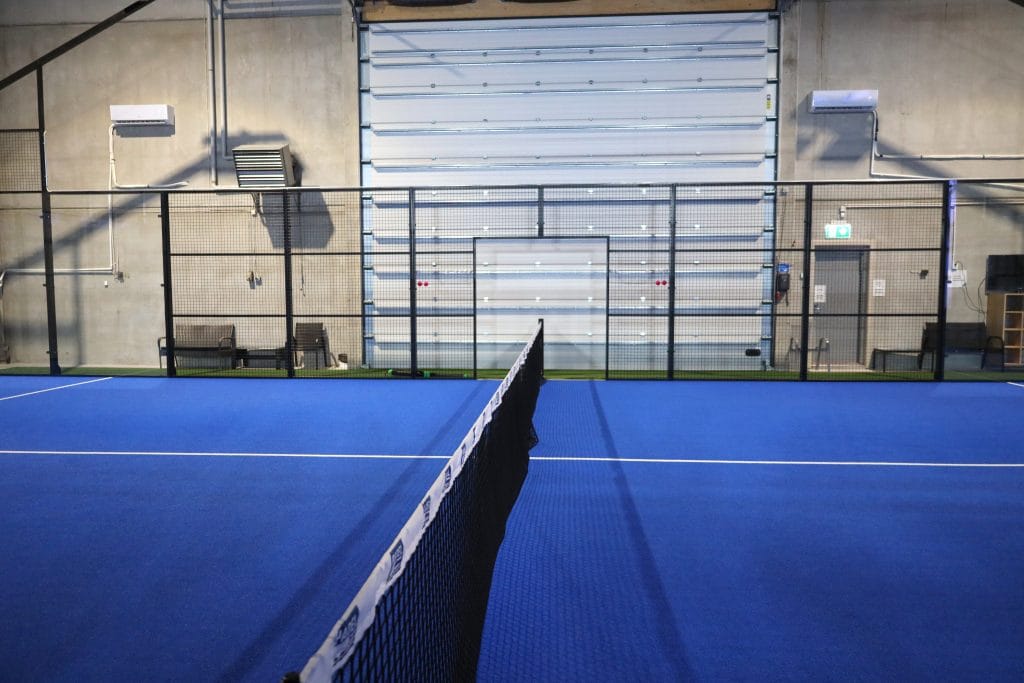 KUvassa on PAdel halli, jonka seinille on asennettu ilmalämpöpumppujen sisäyksiköitä.